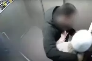 VIDEO.  The moment a father hits the pedophile who tried to kiss his daughter in the elevator
