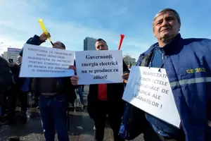 Mii de bugetari și-ar putea recupera în instanță drepturile tăiate de Guvern