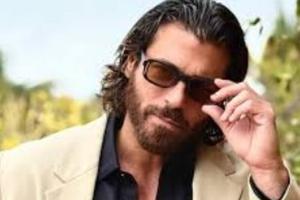 Can Yaman a șocat fanii: a renunțat la barbă și s-a făcut blond! „Cine e? Arată ca la 20 de ani!” Motivul uluitor pentru care sex-simbolul Turciei a a...