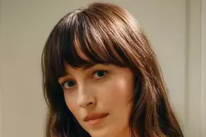 Dakota Johnson s-a reinventat după separarea de Chris Martin. Actrița, în cel mai îndrăzneț pictorial de până acum