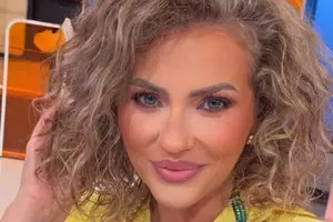 Raiul pe pământ! Cum arată casa cu 5 camere a Mirelei Vaida: Living cu perete de sticlă spre pădure și piscină de 30.000 € [27 FOTO]