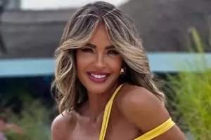 Diana Munteanu și-a arătat vila de lux! 👀 Dressingul vedetei este impresionant: oglindă uriașă și o colecție de genți care fură imediat privirile. Cum...