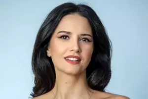 Iulia Pârlea, apariție incendiară pe plajă! Prezentatoarea PRO TV a pozat fără inhibiții, iar fanii au reacționat imediat: „Ești superbă!” [GALERIE FO...