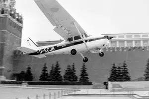 39 de ani de la zborul care a șocat lumea: cum a aterizat Mathias Rust în Piața Roșie și a umilit apărarea sovietică