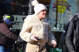 Gerul a învins-o și pe ea! A renunțat la hainele de lux și a ieșit la plimbare îmbrăcată bine și cu căciulă pe cap! Nimeni nu a recunoscut-o așa! Îți ...