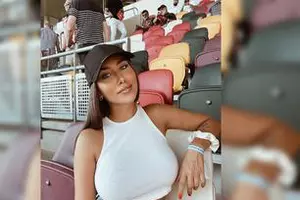 FOTO | Sosia lui Kim Kardashian vine la marele meci și le va face galerie roș-albilor