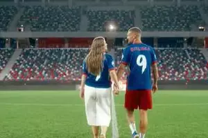 A apărut filmarea finală cu Bîrligea și Antonia: ce a ieșit din imaginile prin care și-a pus suporterii în cap