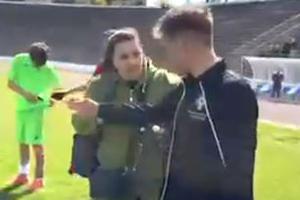 Mama jucătorului a intrat pe teren și l-a amenințat pe arbitru: „Vrei să nu mai arbitrezi în viața ta? Nu știi cu cine te pui, poate îți f*t o sticlă ...