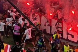 Imaginile cenzurate de UEFA la televizor! » Haos total după golul lui Dembele: poliția a intrat în forță pe stadion