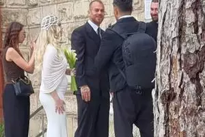 Denis Alibec s-a căsătorit cu fosta gimnastă. Detaliul scos în evidență de rochia de mireasă