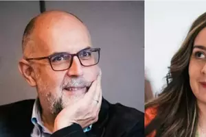 Wow, e frumoasă, naturală, extrem de discretă și este cu 19 ani mai tânără decât Kelemen Hunor! Cum arată Eva, soția de 39 de ani a liderului UDMR și,...