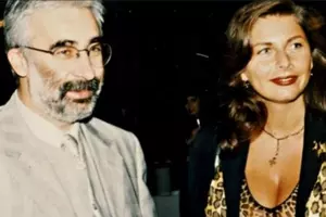 Toată lumea o știe pe Janine Sârbu, dar iată cum arată în prezent Lavinia, prima soție a milionarului Adrian Sârbu, care i-a dăruit două fiice. Omul d...