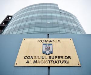 CSM a suspendat-o din funcție pe judecătoarea care a înlocuit arestul preventiv cu arestul la domiciliu în cazul unui suspect de viol asupra unei minore sechestrate