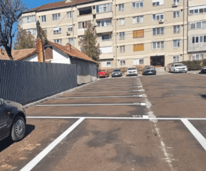 Peste 1.000 de locuri de parcare sunt disponibile la Oradea. Cum se va face atribuirea lor