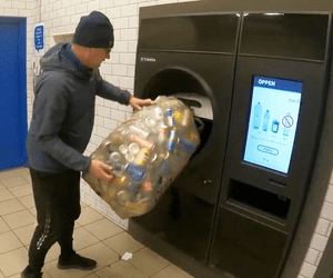 Schimbare majoră în Sistemul de Garanție-Returnare: aparate unde arunci toate sticlele odată, lansate în Polonia