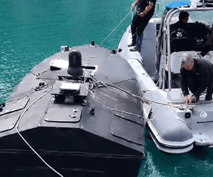 O dronă marină ucraineană Magura V5, găsită cu explozibili și motorul pornit într-o grotă pe insula grecească Lefkada