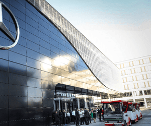 Mercedes și-a vândut toate reprezentanțele auto din Berlin: angajații ar putea primi 30.000 de euro dacă pleacă de bunăvoie