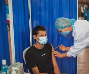 Moderna: Protecţia oferită de vaccinul anti-COVID depăşeşte riscul de apariţie a miocarditei la bărbaţii tineri