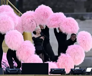 Un dansator a căzut pe scenă în timp ce Lady Gaga cânta la ceremonia de deschidere a Jocurilor Olimpice 2024 de la Paris 