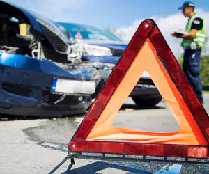 Un șofer de 74 de ani din Ploiești a provocat o coliziune în lanț după ce nu a acordat prioritate. Patru persoane au fost rănite și transportate la spital