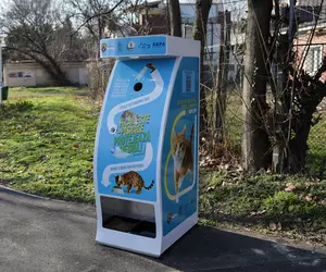 Donezi o sticlă de plastic și hrănești gratuit pisicile din parcul Tineretului din București. A fost montat primul dispozitiv inteligent pentru animăluțe