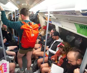 Sute de londonezi au mers cu metroul în lenjerie intimă, la temperaturi de –4 grade: „Este o distracție inofensivă”