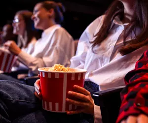 Pasiunea pentru filme și seriale le dictează românilor opțiunile de călătorie în 2026. Destinațiile cu popularitate în creștere