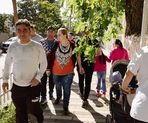 Duminica cetățeanului în sectorul 5. Adevăratul George Simion a ieșit cu soția și prietenii la vot la o școală din cartierul Sălaj: „Așteptăm schimbarea!” FOTOREPORTAJ