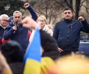 Violența din spatele lui Simion. Ce alegi când votezi cu „protejatul mai tânăr”?