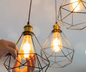 ANRE a retras licența unui furnizor de energie, care fusese deja amendat cu 1.165.000 de lei. Ce se întâmplă cu românii din cele 22.564 de locuri de consum afectate