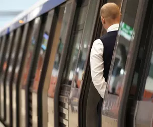 De ce nu se poate cumpăra apă la metrou? Metrorex s-a trezit că nu poate face licitații pentru spațiile comerciale