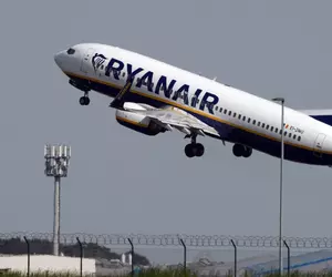 Ryanair schimbă regulile pentru familiile cu copii. Ce beneficii au de acum părinții