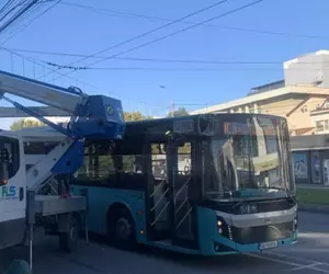 Un bărbat din Galați a ajuns la reanimare, după ce un autobuz a lovit utilajul în care se afla în timp ce punea ornamentele de Crăciun