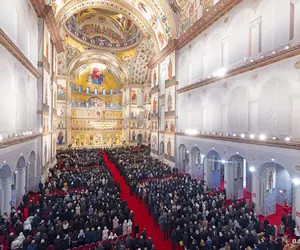 Programul de vizitare a Catedralei Naționale a fost prelungit până în noiembrie datorită „numărului impresionant de pelerini”