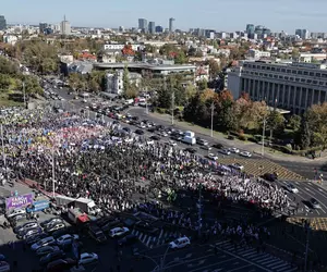 Mii de oameni au protestat în Piața Victoriei  pentru creşterea salariului minim şi a pensiilor. Sloganurile politice, interzise