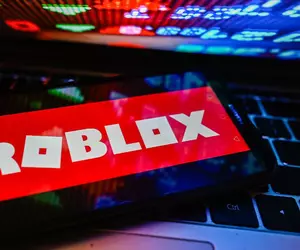 Băiețel de 6 ani, înjunghiat din cauza Roblox: fratele său de 9 ani s-a înfuriat că i-a stricat telefonul și a pierdut un milion de puncte