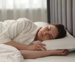 Trucul simplu cu care poți să adormi mai ușor în nopțile caniculare