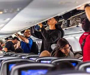 O companie aeriană elimină bagajul de mână gratuit. De când va intra în vigoare noul tarif și cât va costa