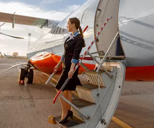 9 sfaturi de la însoțitorii de zbor pentru o călătorie fără stres: cum să îți împachetezi bagajele și ce să faci la bordul avionului