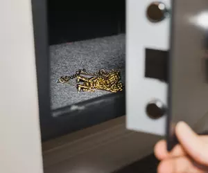 O bancă franceză a pierdut bijuteriile unei cliente, dar îi va plăti acesteia o sumă de 20 de ori mai mică decât cea pe care a cerut-o