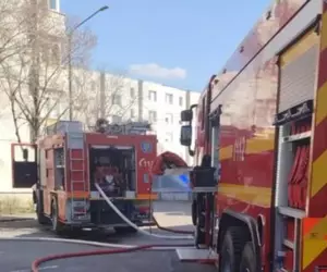 Incendiu într-un apartament din Târnăveni, proprietarul a ajuns la spital cu arsuri: tot blocul a fost evacuat
