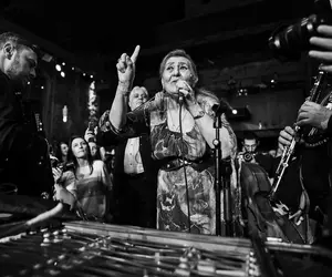 Lăutăreasa Mioara Lincan: „Privighetoare dacă ești, ține-o privighetoare. Nu cânta măgării: «ce mai gagică, ce bucățică! E tare în noadă/o dai grămadă»”. REPORTAJ de 8 martie, în sufletul unei femei