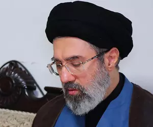Cine ia deciziile în Iran: Mojtaba Khamenei conduce țara ca „un director de consiliu de administrație”. „Este lider doar cu numele”
