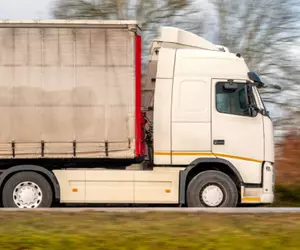 Un șofer a dispărut cu TIR-ul plin de săpun și a scos marfa la vânzare pe Telegram