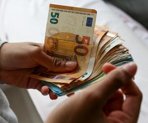 O menajeră a returnat 4.000 de euro găsiți la muncă și a primit o ofertă neașteptată: „Mi s-au tăiat picioarele”