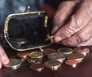 O poștăriță din Constanța a furat 45.150 de lei de la 24 de pensionari și copii. Schema prin care a reușit să ia toți banii oamenilor