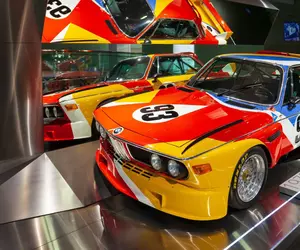 BMW Art Car 3.0 CSL, creat de Alexander Calder în 1975, a ajuns la București. „Batmobilul” a participat la Cursa de 24 de ore de la Le Mans