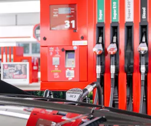 UE vrea să introducă noul combustibil ieftin E20 la nivel european