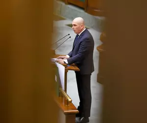 Criza politică din România depinde de 232 de voturi în Parlament. Cine va decide soarta Guvernului Bolojan?