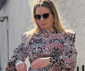 Noi imagini cu Laura Cosoi însărcinată în luna a șaptea. Cum a apărut vedeta pe stradă. „Trăiesc cea mai bogată viață într-o rochie second-hand”